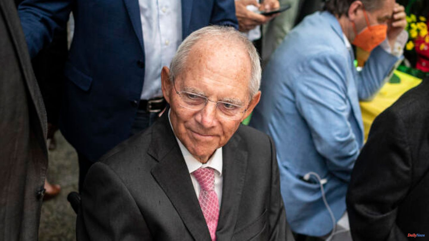 With coffee and apple spritzer: Wolfgang Schäuble visits punks on Sylt to talk to them