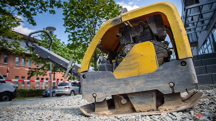 Do-it-yourselfers excavate: when is it worth renting construction machinery?