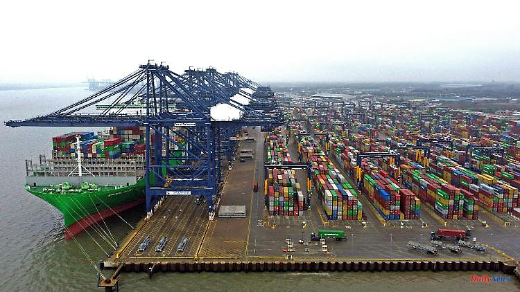 Pressure on supply chains increases: strike begins in Britain's largest cargo port