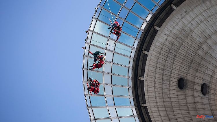 North Rhine-Westphalia: high-altitude rescuers abseil in Düsseldorf from 180 meters