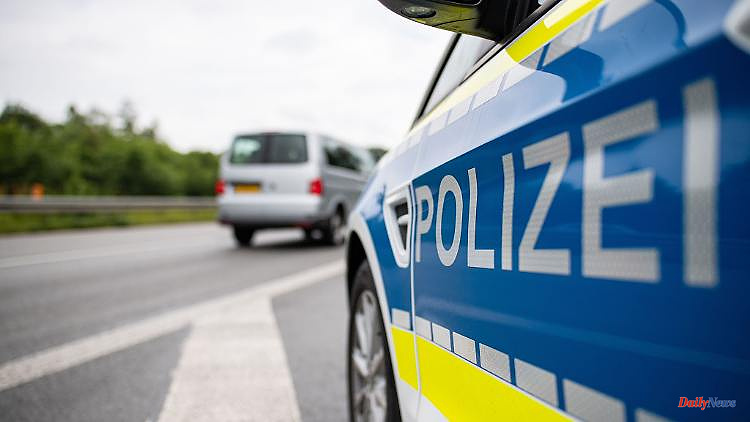North Rhine-Westphalia: car rolls over: three young men seriously injured