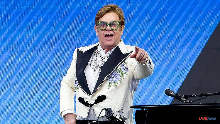 Lifetime Achievement Award: Elton John sings in the White House