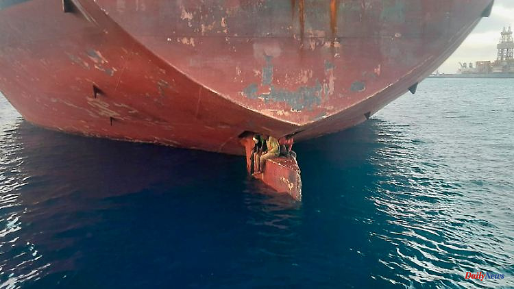 As stowaways: three refugees survive eleven days on a ship's rudder