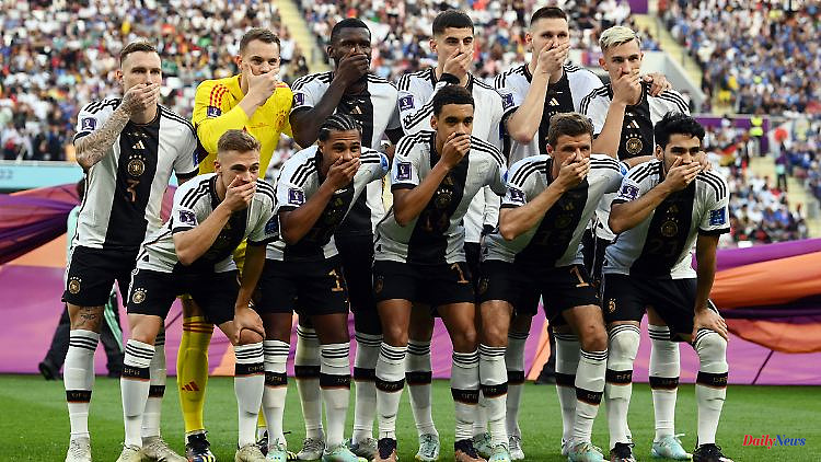 Signs against the FIFA ban: the DFB team collectively holds their hands in front of their mouths