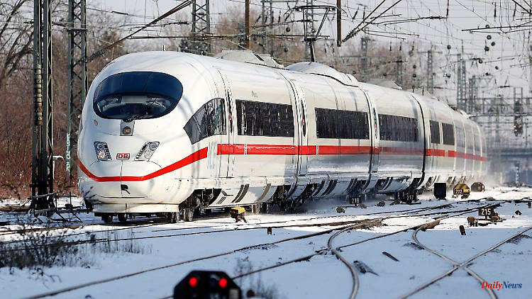 More employees and special trains: Bahn wants to transport passengers more punctually at Christmas