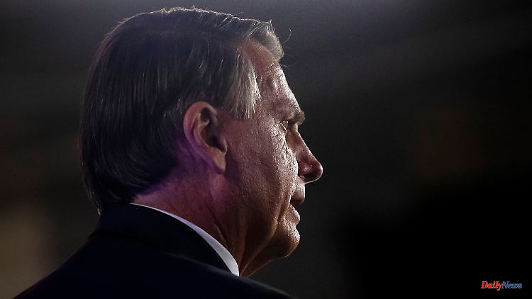 "He can't wear pants": speculation about Bolsonaro's whereabouts is growing