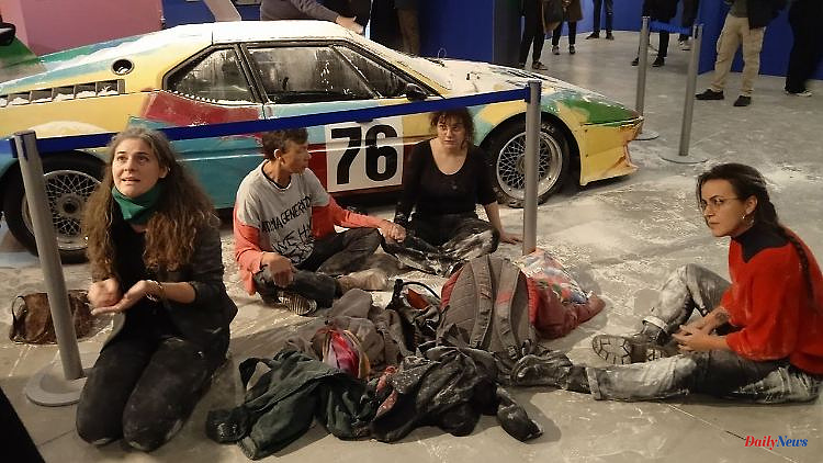 Dispute with visitors: activists throw flour at Warhol's car