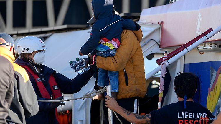 All 89 people disembark: Sea rescuers "Rise Above" are allowed to dock in Italy