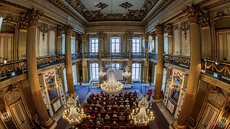 Mecklenburg-West Pomerania: The Golden Hall of Ludwigslust Palace is being restored