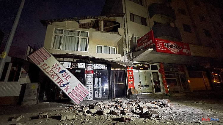 Man jumps from balcony in panic: Earth trembles in north-west Turkey - 35 injured