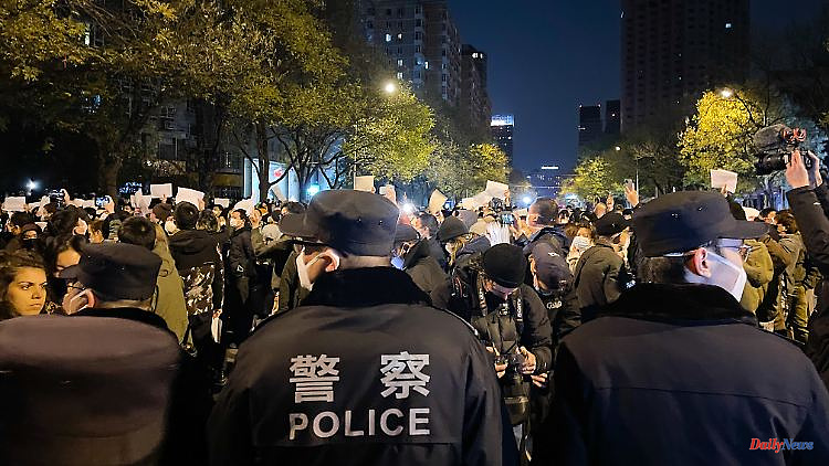 "Down with Xi!": A wave of protests grips major Chinese cities