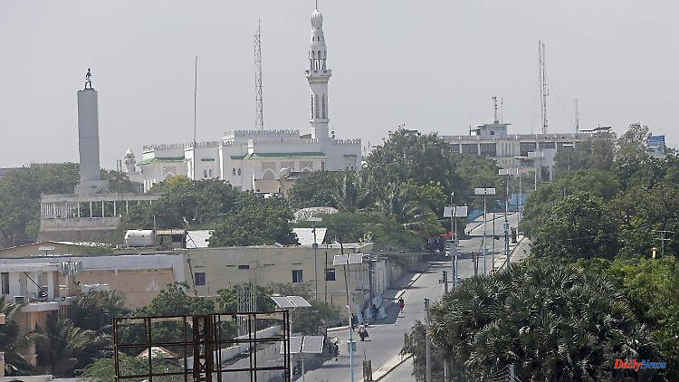 At least ten dead: gunmen attack hotel in Mogadishu