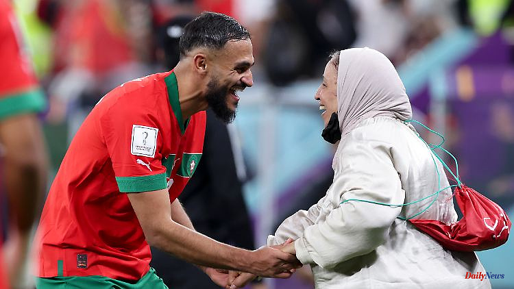 Hand in hand on the World Cup lawn: Morocco star dances with his mother in the semi-finals