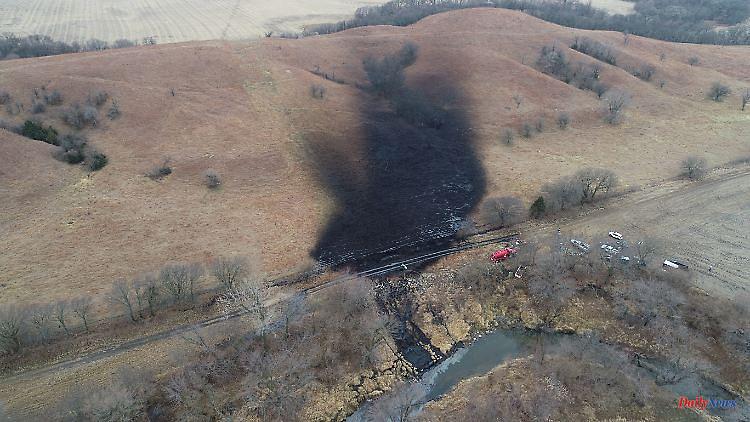 River polluted: US pipeline apparently loses two million liters of oil