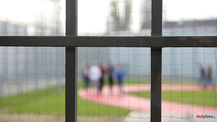 Baden-Württemberg: fire in prison: prisoner ignites leftover food