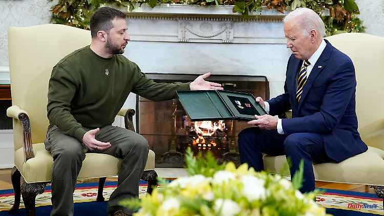 Present for "brave president": Selenskyj presents Biden with a soldier's medal