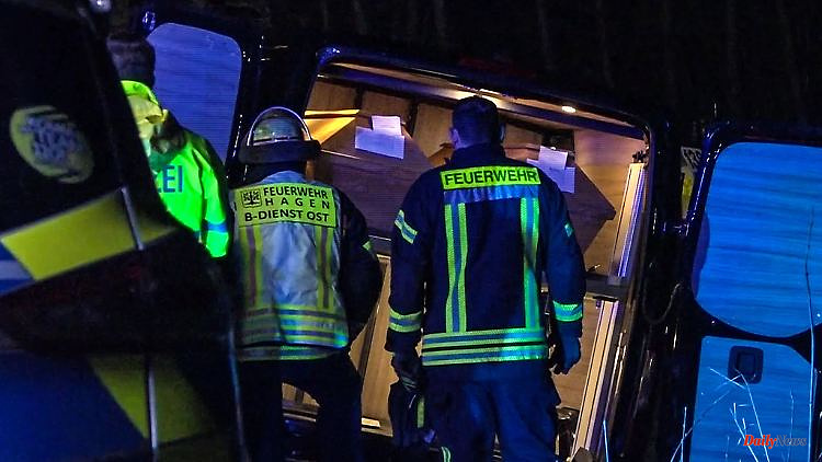 North Rhine-Westphalia: hearse crashed with four coffins: driver dies