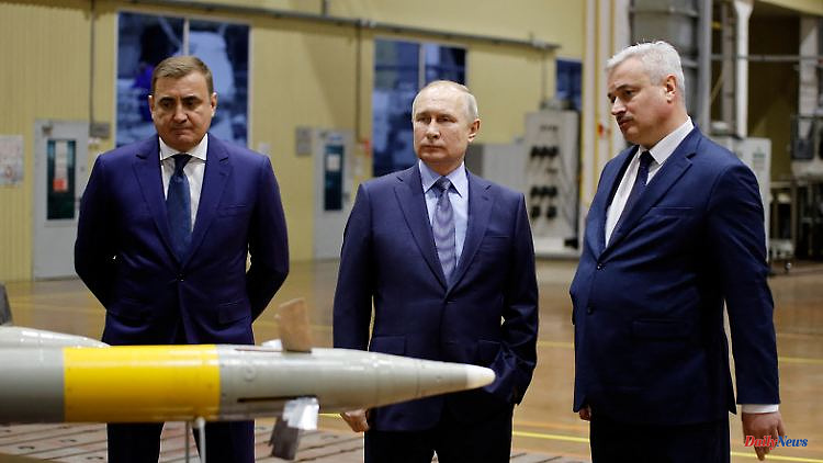 Bizarre tank climbing action: Putin visits an armaments factory near Moscow