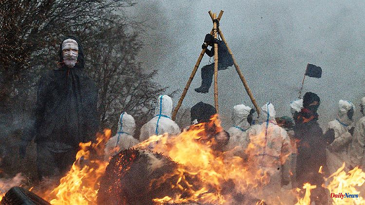 Eviction threatened in January: activists set fire to barricades in front of Lützerath
