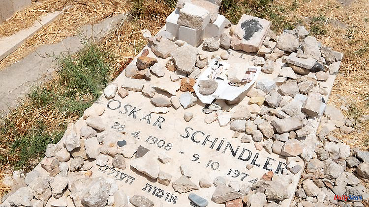 Fight against Holocaust deniers: Spielberg explains cemetery scene in "Schindler's List"