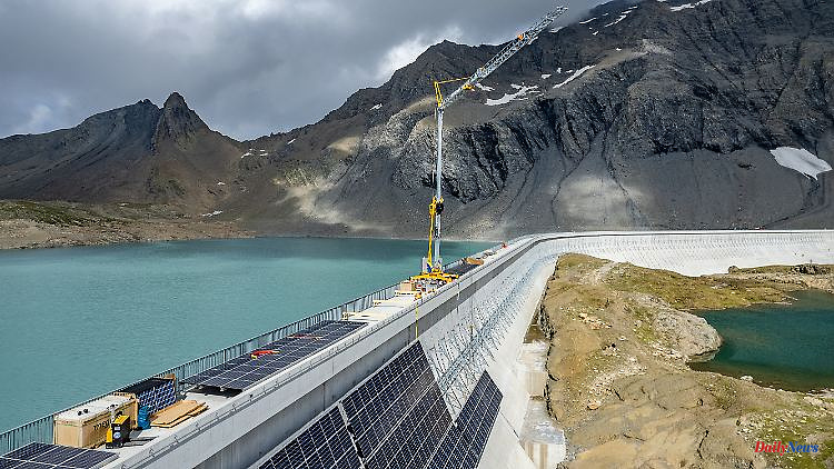 Mountain idyll in danger?: Switzerland argues about alpine "solar bonanza"
