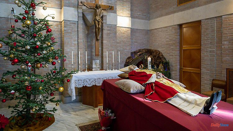 Laid out next to the Christmas tree: Vatican publishes photos of dead Benedict XVI