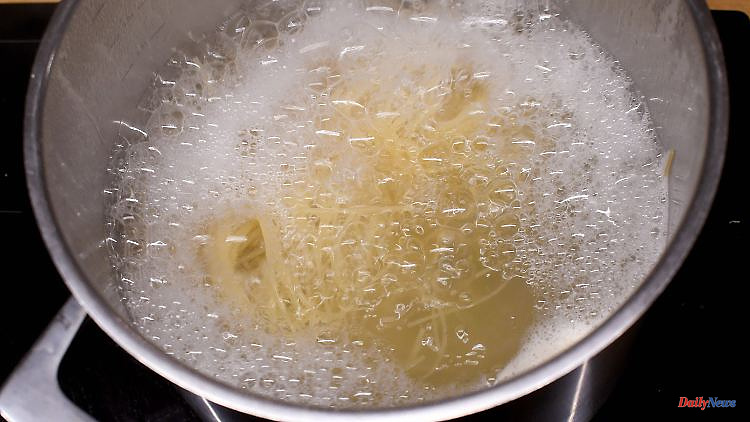Lots of people get it wrong: heat up pasta water in a saucepan or kettle?