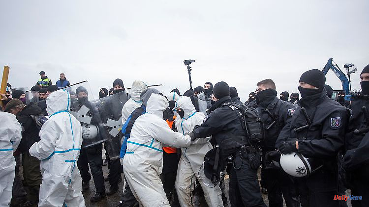 Before the village is cleared: activists and the police fight in front of Lützerath