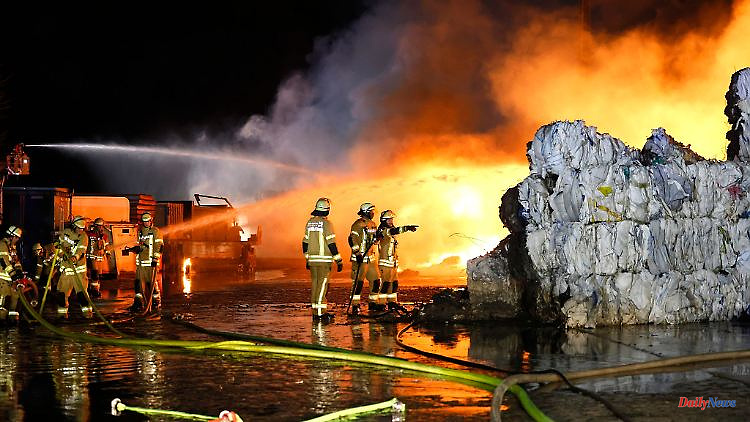 North Rhine-Westphalia: major fire in the building materials trade: paper rolls on fire