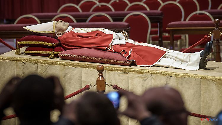 People stand in line for hours: believers say goodbye to Benedict XVI.