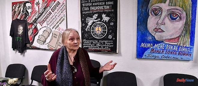 In Russia, a 77-year-old artist presents her pacifist signs in the midst of the conflict in Ukraine