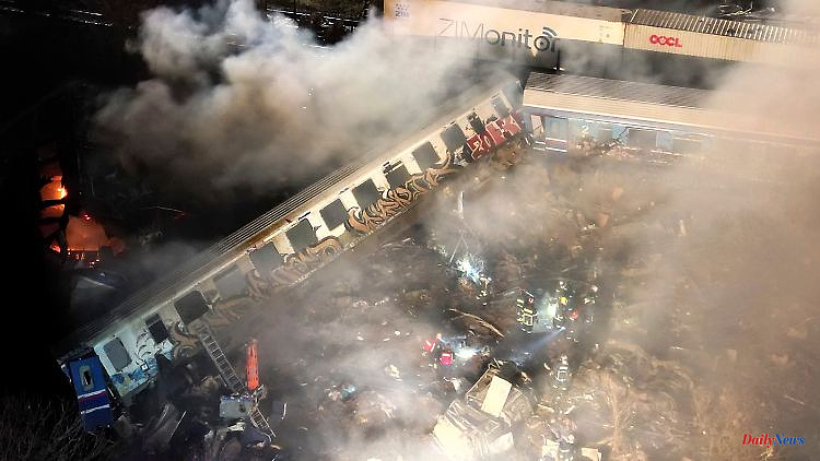 Fire in derailed wagons: at least 32 dead in train crash in Greece