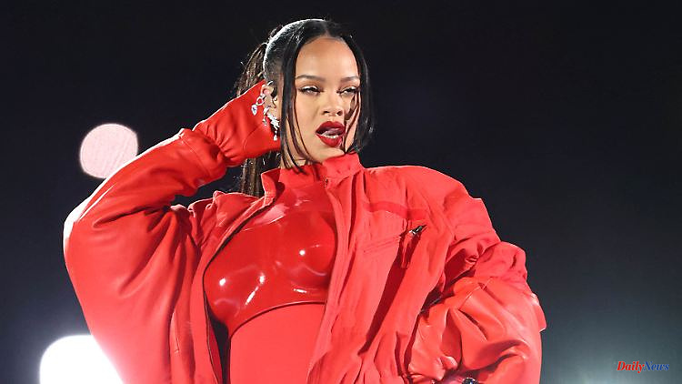 Brilliant halftime show: Pregnant Rihanna enchants the Super Bowl