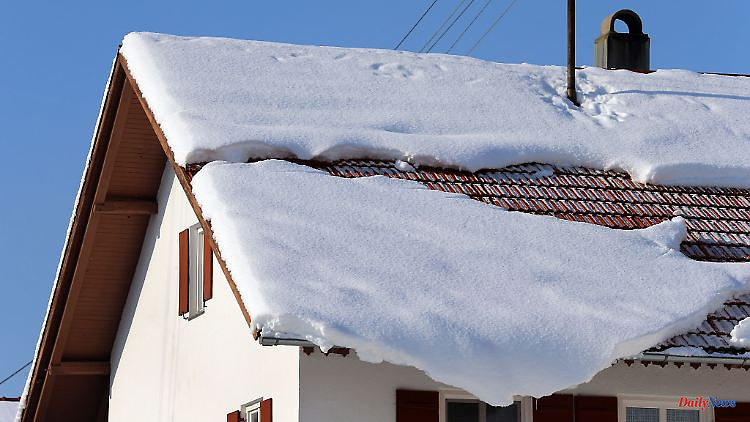 White heavyweight: Be careful when clearing snow on the roof