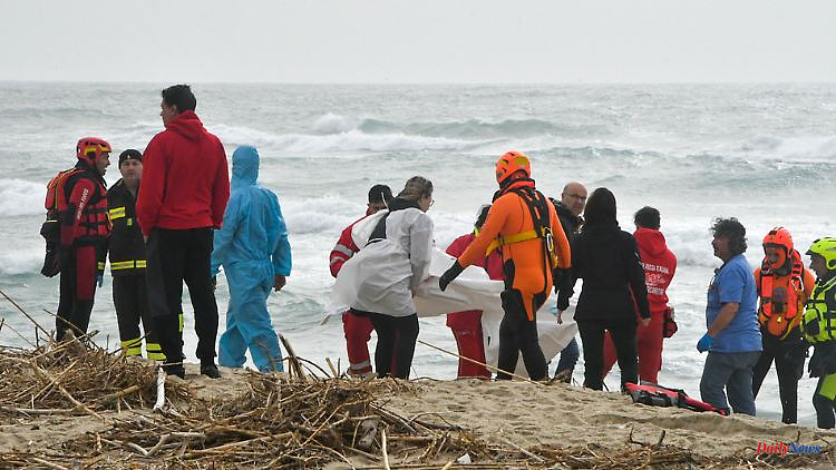 Bodies washed up on the beach: at least 59 dead in a boat accident off Italy