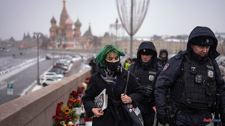 Despite patrolling police: Muscovites commemorate opposition leader Nemtsov