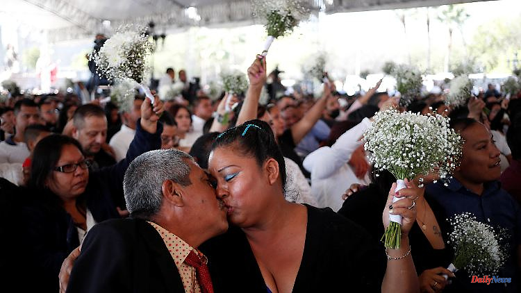Also 35 gay marriages closed: Hundreds of couples in Mexico get married at the same time