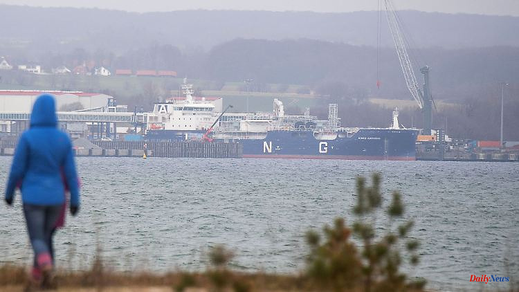 Mecklenburg-Western Pomerania: District Administrator criticizes the planning of an LNG terminal in front of Rügen