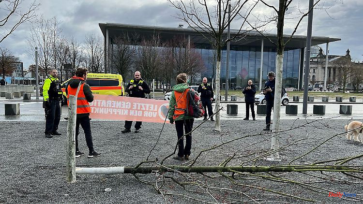 District office: 10,000 euros damage: "Last generation" fells a tree in front of the chancellery