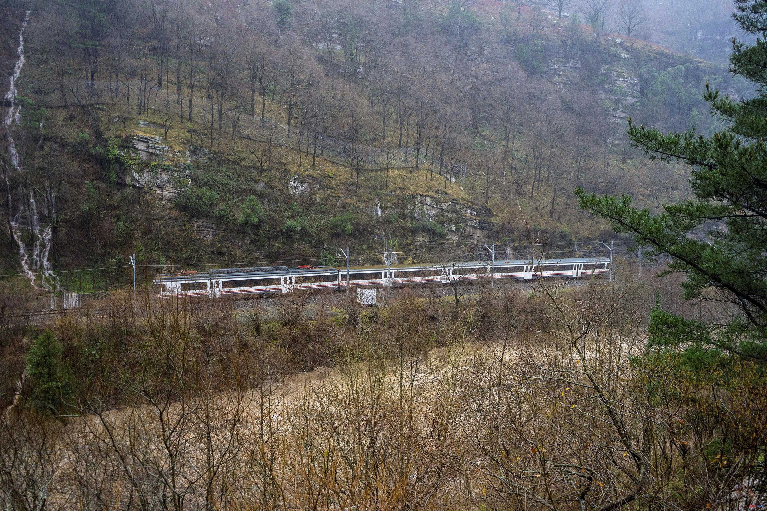 Development The Government recognizes that the new Cercanías trains between Cantabria and Asturias do not fit in the tunnels due to a calculation "problem"