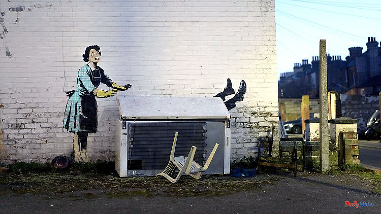 Valentine's picture complete again: Banksy's freezer is back