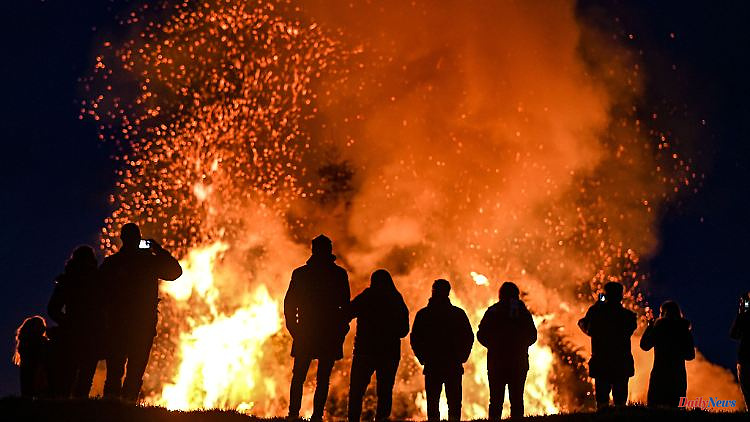 Baden-Württemberg: Flames against the winter: the sparks blaze at Lake Constance