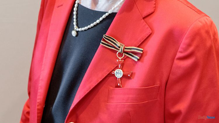 Steinmeier wants the unisex medal: Federal Cross of Merit gets one size