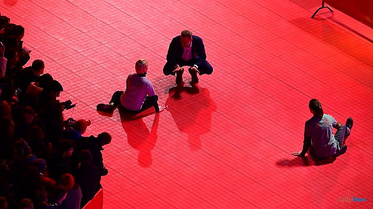 At the start of the film festival: climate activists stick to the Berlinale carpet