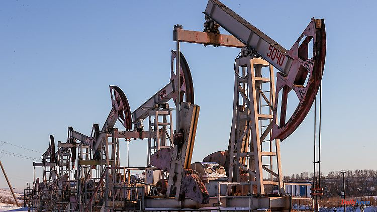 Russia forced to offer rebates: price per barrel of Russian oil falls below $50