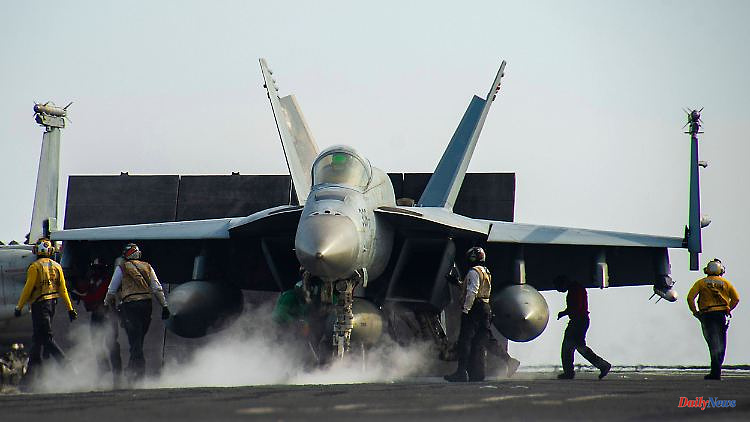 Order numbers down: Boeing stops production of "Top Gun" fighter jet