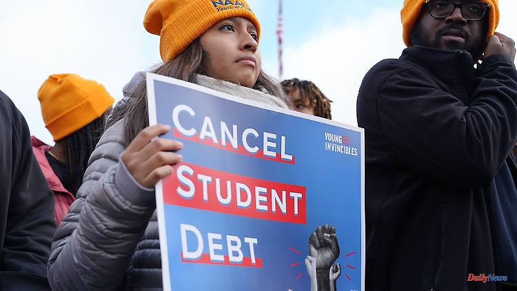 Supreme Court skeptical: Biden's student debt relief threatens to fail