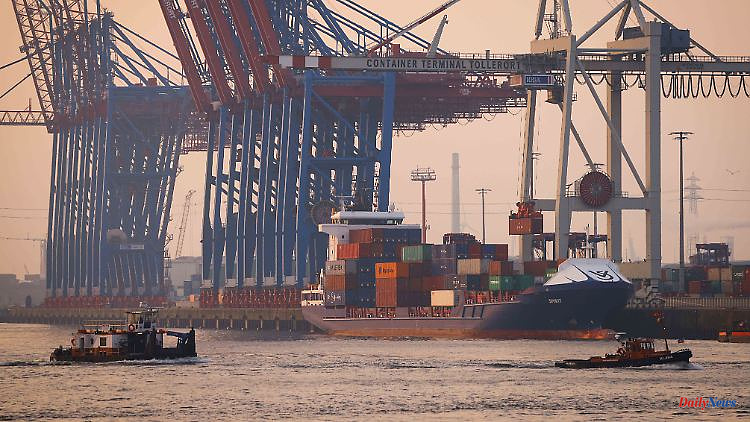 Container handling is falling: the port of Hamburg is handling fewer goods