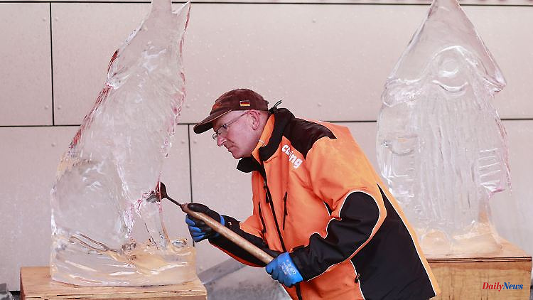 Saxony-Anhalt: Artists make ice sculptures by hand with a chainsaw