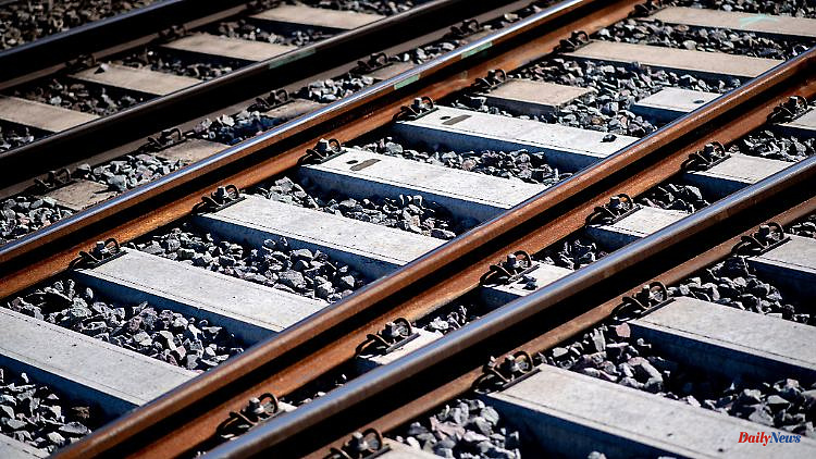 North Rhine-Westphalia: Unknown people lay stones on the tracks